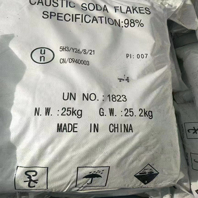Hydroxyde de sodium soluble de flocons de soude de caustique de l'alcali 99% en NaOH CAS 1310-73-2 de soins de la peau